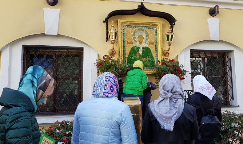 Пред чудотворной иконой святой Матроны