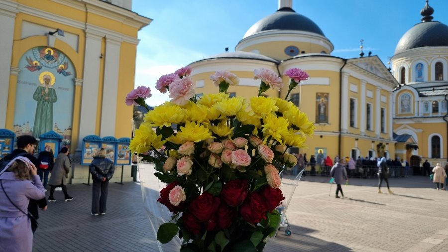 Цветы к мощам блаженной Матронушки